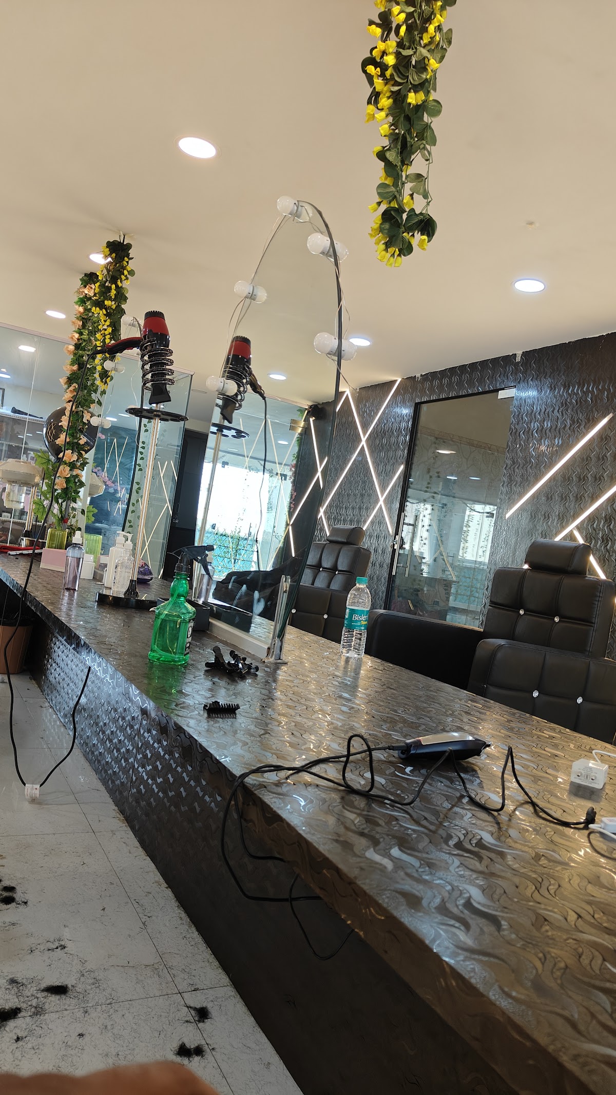 Advaith no 1 luxury saloon unisex and spa